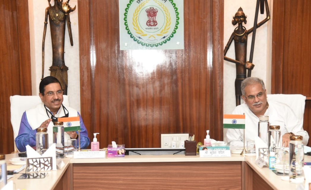सीएम बघेल ने केंद्रीय मंत्री प्रहलाद जोशी के साथ कोल ब्लॉक संबधित विषयों पर की चर्चा, सीएम हाउस में बैठक संपन्न