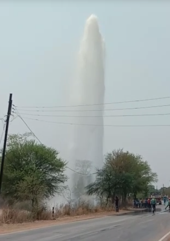 Video : जीएमआर पावर प्लांट तक बिछा पाइपलाइन फटा , फव्वारे के रूप में बह गया कई लीटर पानी