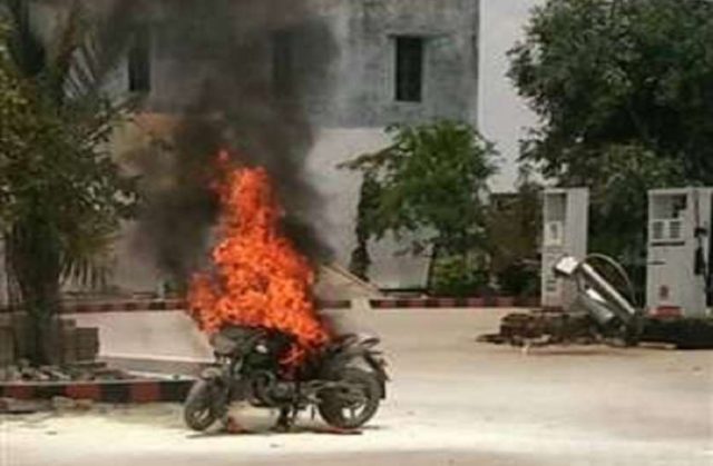 CRIME NEWS : अज्ञात ने बीएसएफ अफसर की बाइक जलाई, संदेह के दायरे में सिपाही