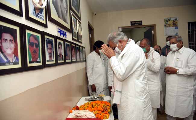 LIVE : झीरम घाटी हमले में शहीदों को मुख्यमंत्री भूपेश बघेल की श्रद्धांजलि
