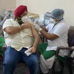 कोरोना से बचाव का टीका: छग होटल एसोसिएशन अध्यक्ष तरणजीत ने, लगवाया पहला डोज