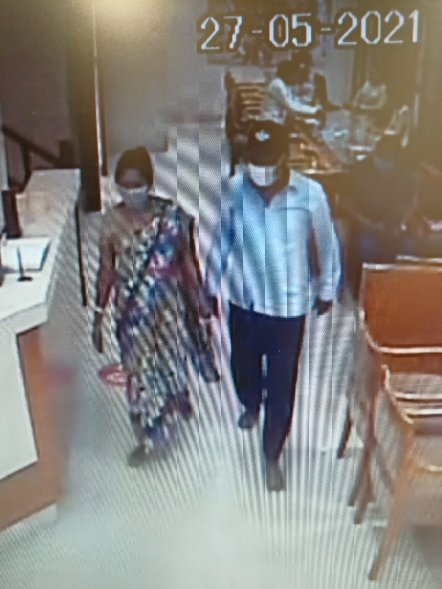 Exclusive Video : राजधानी के ज्वेलर्स शोरूम से दम्पति ने सोने के झुमके पर किया हाथ साफ़, सीसीटीवी में कैद हुई घटना
