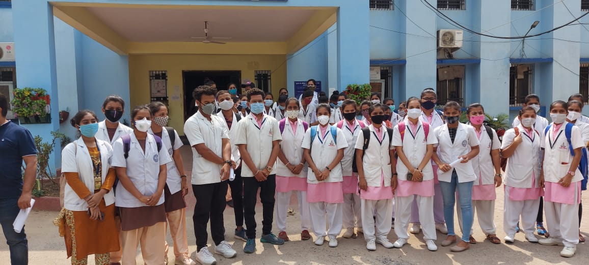 RAIPUR NEWS- कोविड काल के दौरान नर्सिंग छात्रों का विरोध, पीपीई किट और भोजन व्यवस्था की मांग, ड्यूटी के दौरान सुरक्षा को है खतरा