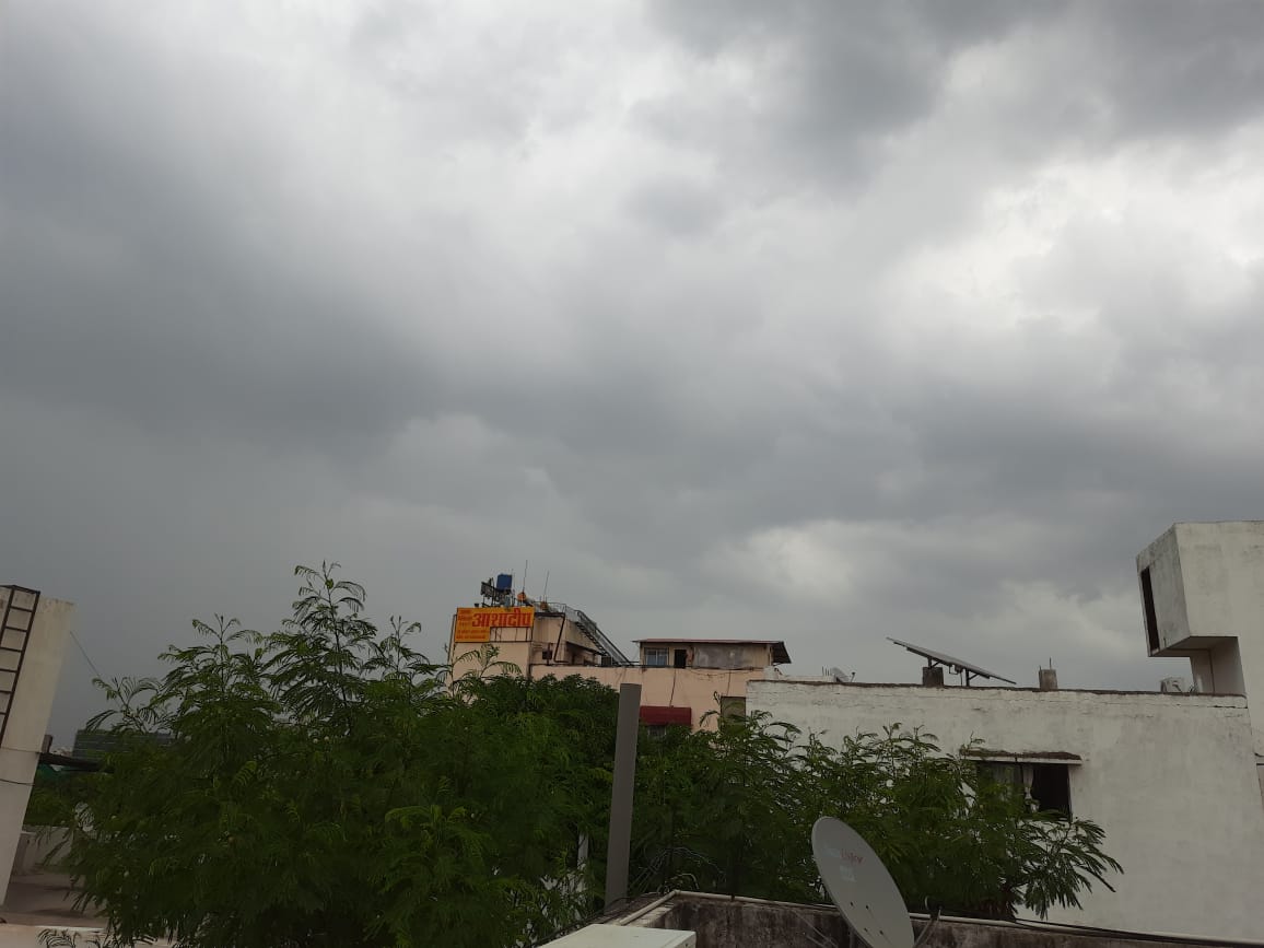 मौसम अपडेट : राजधानी में बदला मौसम का मिजाज, तेज हवाओं के साथ हो रही झमाझम बारिश, मौसम विभाग ने जारी किया अलर्ट 