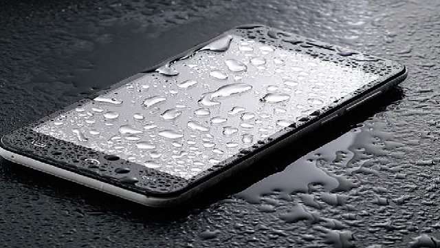 पानी में गिर जाए फोन या बारिश में हो जाए गीला, तो तुरंत करें ये काम, नहीं खराब होगा आपका फोन