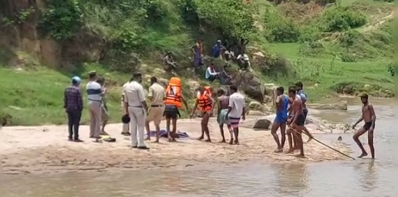 CG BREAKING : नदी में नहाते हुए बड़ा हादसा, डूबने से 3 बच्चो की मौत, गांव में पसरा मातम 