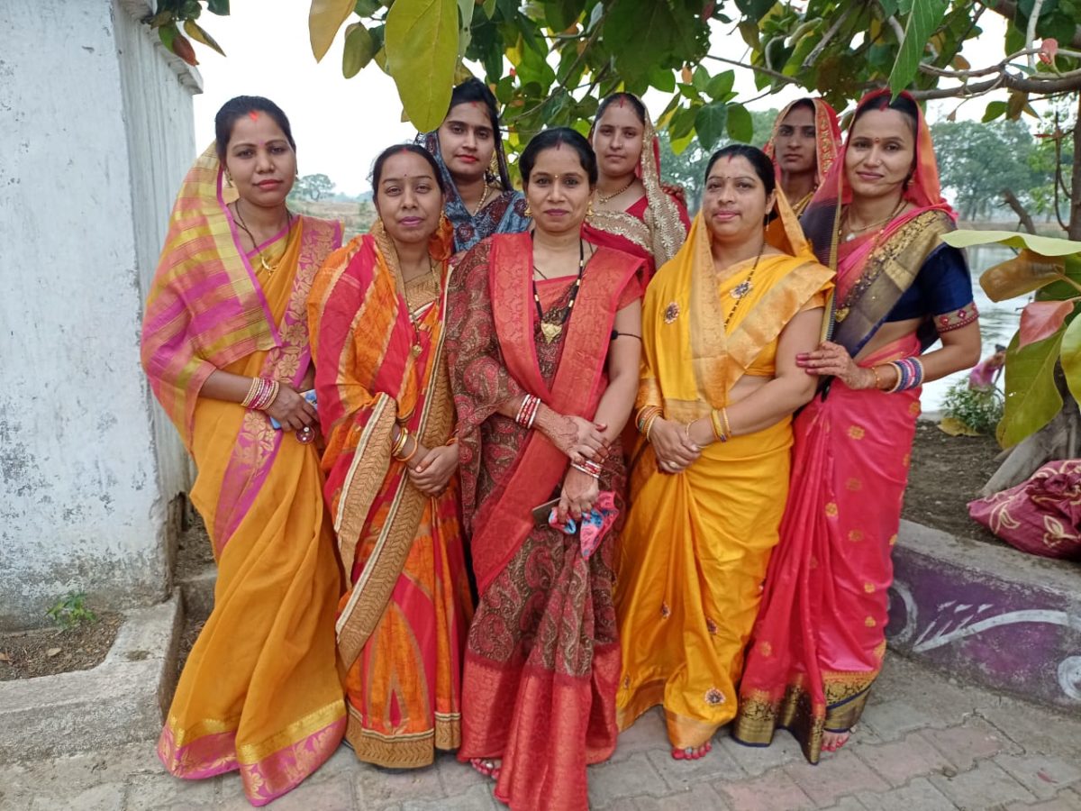 धरसींवा में महिलाओं ने मनाया वट सावित्री पर्व, पति की लंबी उम्र के लिए की पूजा अर्चना