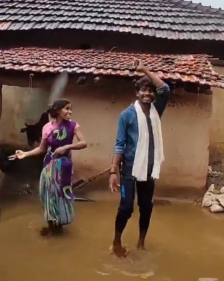 Video : कच्चे मकान में भरा पानी तो यूं नाचने लगे मियां-बीवी, लोग बोले- गरीबी में भी ढूढ़ी खुशी