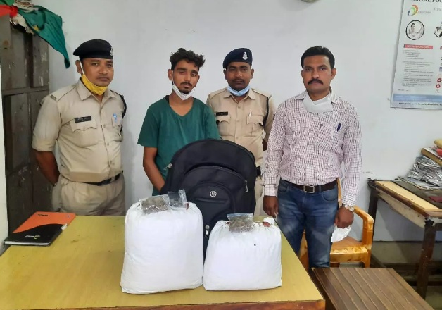 RAIPUR CRIME NEWS : नशे के खिलाफ राजधानी पुलिस की एक और कार्रवाई, 8 किलो गांजा के साथ अंतर्राज्यीय तस्कर आरोपी गिरफ्तार 