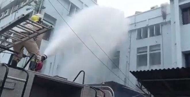राजधानी के पेंशनबाड़ा स्थित एसबीआई के जोनल दफ्तर में लगी भीषण आग