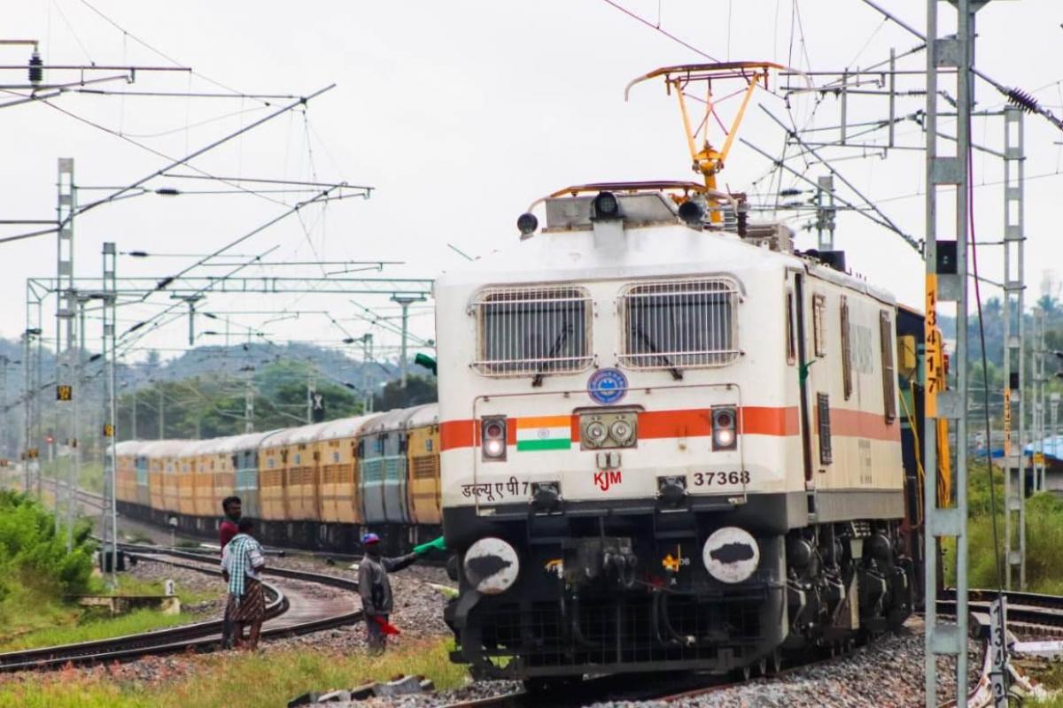 Indian railways: रेलवे बड़ी संख्या में फिर चलाने जा रहा स्पेशल ट्रेनें, जानें- टाइम शेड्यूल और रूट्स