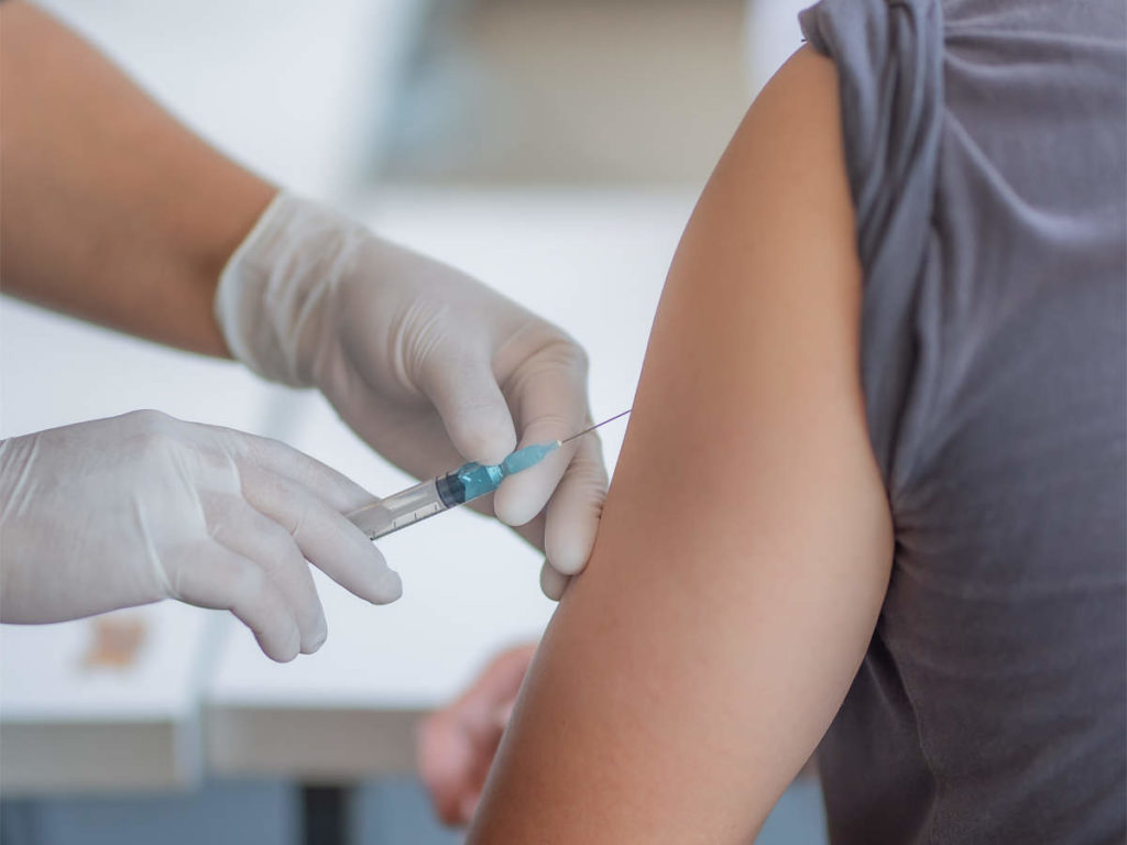 क्या सर्दी, खांसी, बुखार जैसे कोरोना लक्षणों से पीड़ित लोग टीका लगवा सकते हैं 