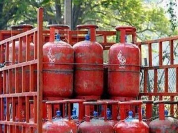 LPG Cylinder Price : एलपीजी गैस सिलेंडर हुआ सस्ता, इतने रुपये तक कम हुए दाम, पर यहां बढ़ेगी महंगाई की मार?