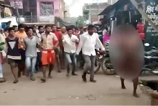 शर्मनाक : गांववालों ने महिला को निर्वस्त्र कर सड़को पर घुमाया, फिर जो हुआ जानकार हो जायेंगे हैरान, 19 लोग गिरफ्तार 