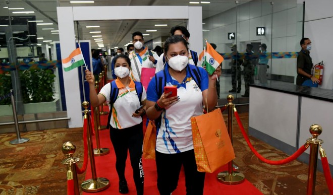 Tokyo Olympics : टोक्यो पहुंचा भारतीय खिलाड़ियों का पहला जत्था, दिल्ली में हुई भव्य विदाई, IOA के प्रतिनिधि भी है शामिल