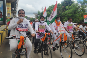 बढ़ती महंगाई के खिलाफ कांग्रेस का प्रदर्शन, साइकिल रैली निकालकर किया विरोध