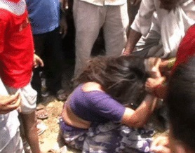 शर्मनाक : गांववालों ने महिला को निर्वस्त्र कर सड़को पर घुमाया, फिर जो हुआ जानकार हो जायेंगे हैरान, 19 लोग गिरफ्तार 