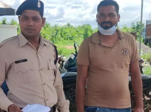 CG CRIME NEWS : सोते हुए महिला से छेड़छाड़, फिर चाकू की नोक पर किया दुष्कर्म, आरोपी सरपंच गिरफ्तार 