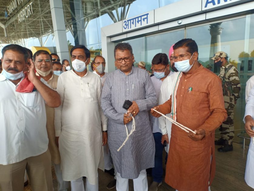 BIG BREAKING : रायपुर एयरपोर्ट पर कांग्रेस का प्रदर्शन, अंदर नहीं घुसने देने पर हुआ बवाल, PCC अध्यक्ष ने कही ये बड़ी बात 