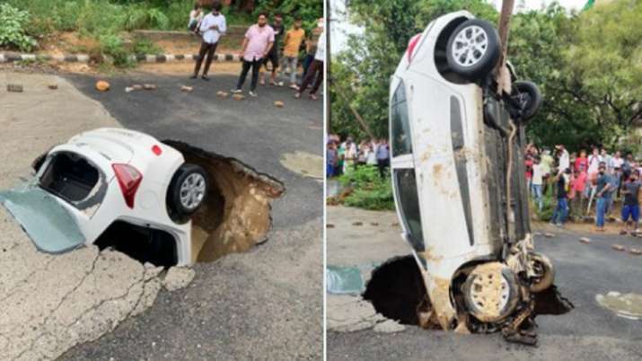 VIDEO : सड़क के गड्ढे में समा गई पूरी कार, दिल्ली में एक दिन की बारिश से हुआ ये हाल