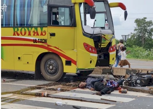 CG ACCIDENT NEWS : दो अलग-अलग हादसों में दो लोगों की मौत, यात्री बस ने बाइक सवार को रौंदा, वहीँ पिकअप वाहन पलटने से कई घायल