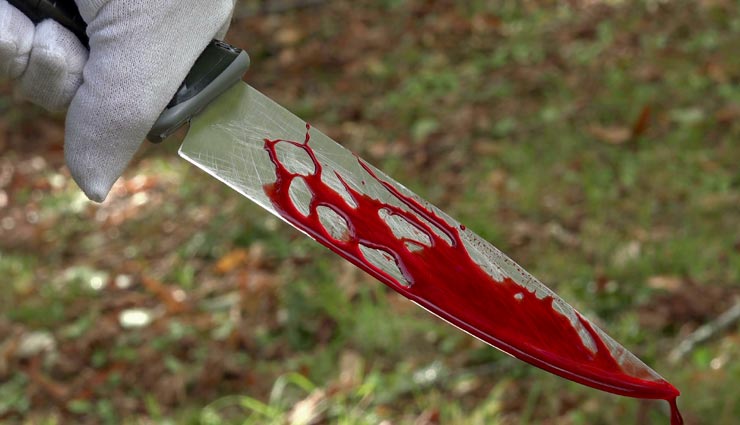 एक्स बॉयफ्रेंड ने युवती पर किया चाकू से ताबड़तोड़ वार, घर के बहार मिली खून से लतपथ लाश 