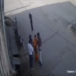 VIDEO : राजधानी रायपुर में दिनदहाड़े सरेराह गृहणी से जेवर उतरवाकर शातिर ठग हुए फरार, घटना सीसीटीवी में हुई कैद