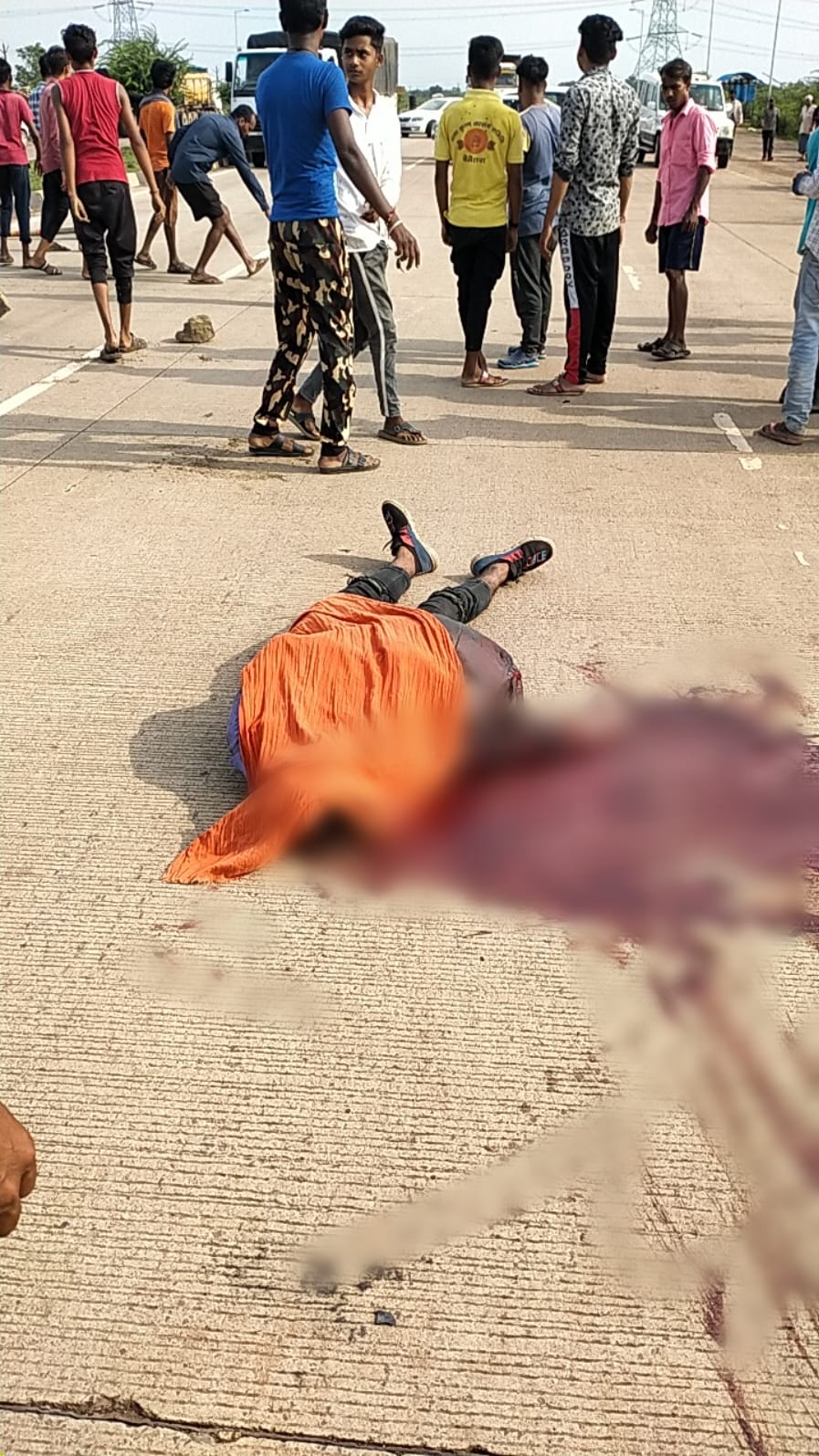 CG ACCIDENT NEWS : तेज रफ़्तार ट्रक और बाइक सवार में जबरदस्त भिड़ंत, एक की मौके पर मौत, एक गंभीर 