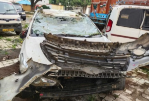 दर्दनाक हादसा : झपकी आने से चालक ने खोया नियंत्रण, पानी भरी खाई में पलटी कार, चार बच्चों सहित पांच की मौत