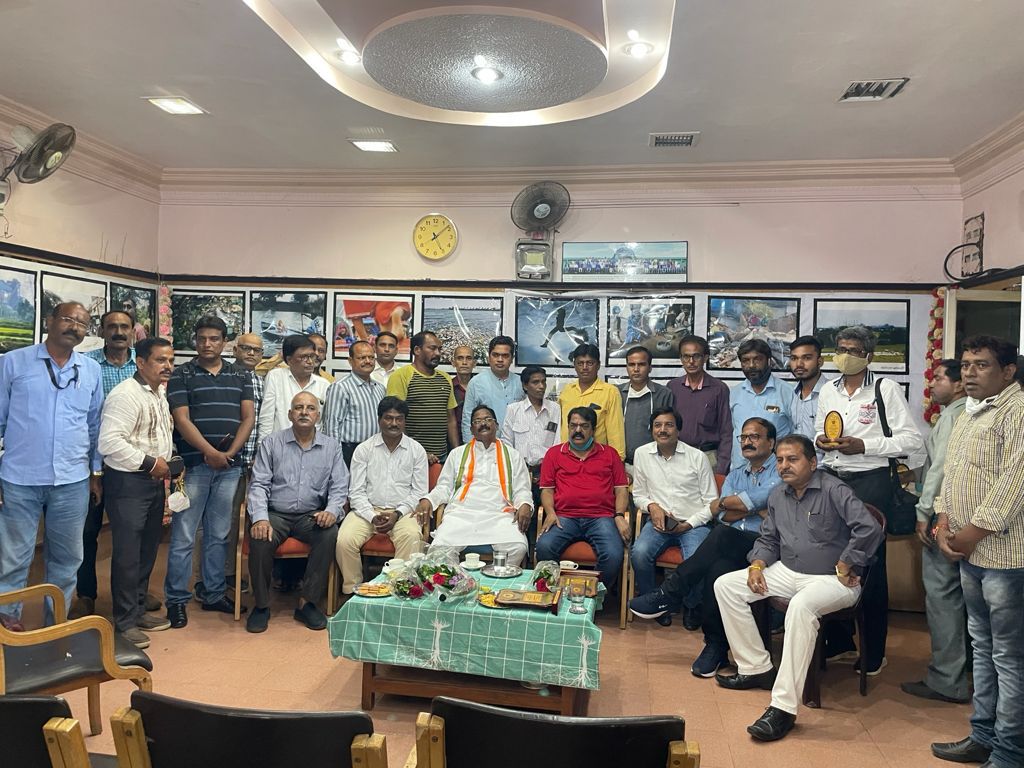 Raipur News - रायपुर प्रेस क्लब में आयोजित फोटोग्राफी प्रदर्शनी सम्पन्न, संस्कृति मंत्री प्रदर्शनी में हुए शामिल, फोटो जर्नलिस्ट एसोसिएशन को एक लाख देने की घोषणा की