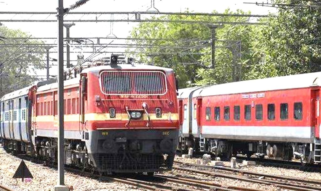 BIG BREAKING : उरकुरा रेलवे स्टेशन में डिब्बे के दो चक्के पटरी से उतरे, रेलवे प्रशासन पहुंचे मौके पर 