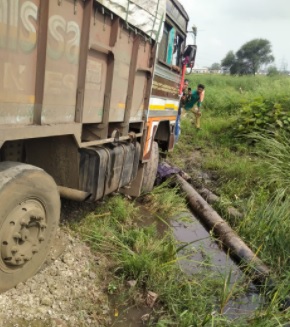 RAIPUR ACCIDENT BREAKING : तेज़ रफ़्तार ट्रक ने दो बाइक सवारों को मारी ठोकर, फिर बाप-बेटे को रौंदा, मौके पर दोनों की मौत, 3 घायल