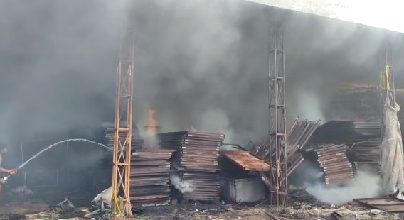 RAIPUR BREAKING : राजधानी में यहाँ टेंट हॉउस में लगी भीषण आग, लाखों का सामान जलकर खाक, मौके पर दमकल की 3 गाडियां मौजूद 