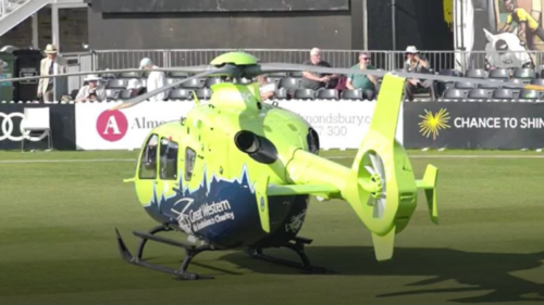 Video: लाइव मैच में अचानक मैदान पर उतर आया हेलीकॉप्टर, भागते दिखे खिलाड़ी