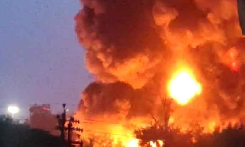 VIDEO : राजधानी के फोम फैक्टरी में लगी भीषण आग, फायर ब्रिगेड की दो गाड़ी घटना स्थल पर मौजूद