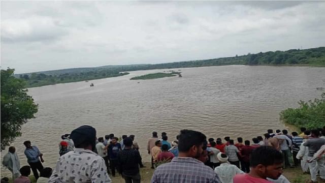 BIG BREAKING : नदी में नाव पलटने से दर्दनाक हादसा, डूबने से 11 लोगों की मौत, 3 शव बरामद 