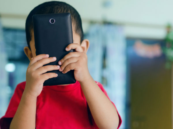 अगर आपके बच्चे भी मोबाइल-लैपटॉप में गुजार रहे है घंटो, तो हो जाये सावधान, हो सकता है भारी नुकसान 