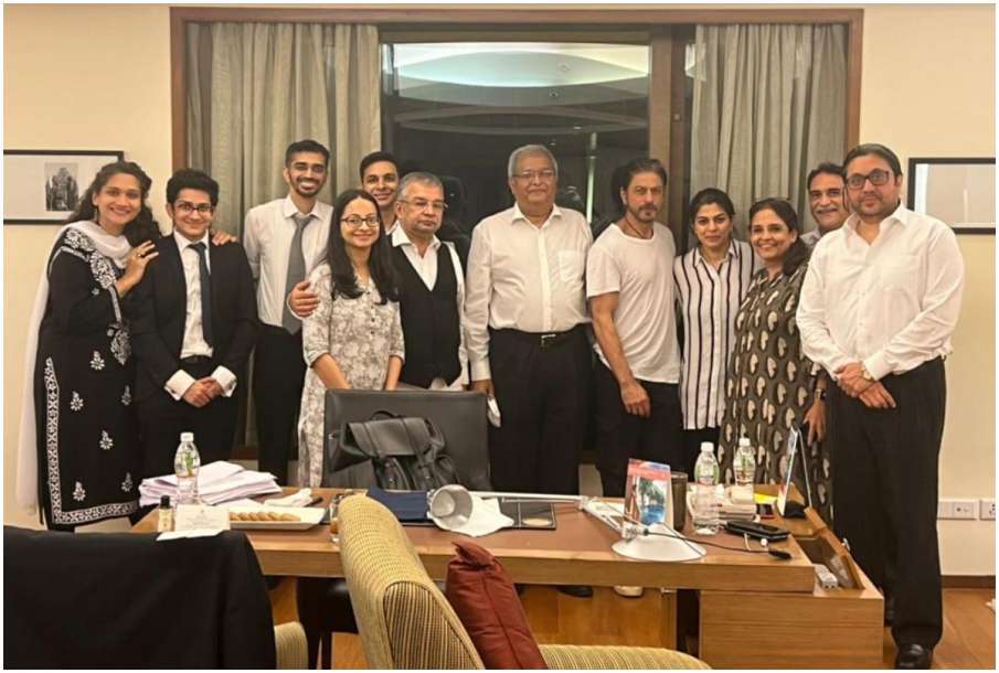 आर्यन खान को बेल मिलते ही शाहरुख खान की तस्वीर वायरल, वकील सतीश मानशिंदे और लीगल टीम के साथ दिखे खुश