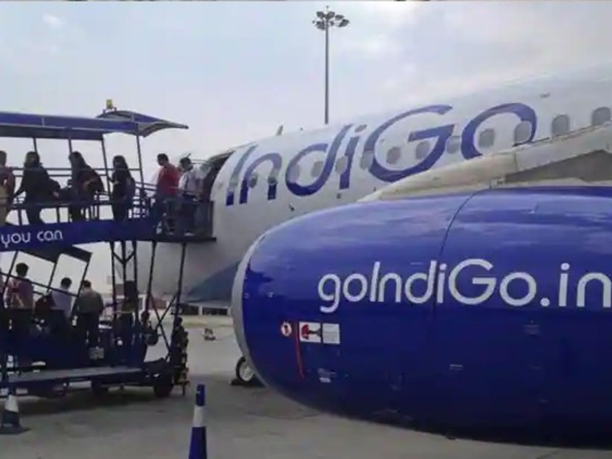 इंडिगो एयर लाइंस की बड़ी लापरवाही : यात्रियों का लगेज दिल्ली में छोड़कर पहुंची रायपुर, यात्री हो रहे परेशान