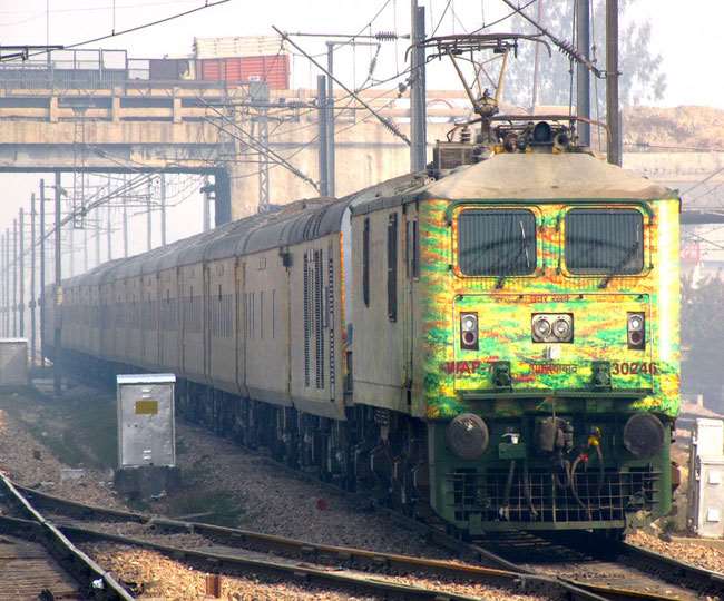 CG ACCIDENT NEWS : मालगाड़ी से बचे तो एक्सप्रेस ट्रेन ने कुचला, एक रेलवे कर्मचारी की दर्दनाक मौत, दूसरे की हालत गंभीर 