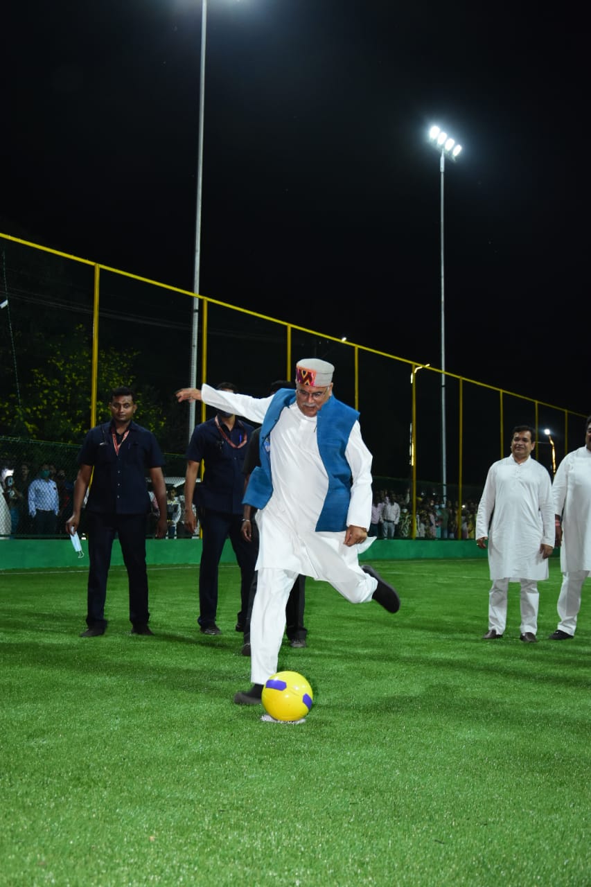मुख्यमंत्री भूपेश बघेल ने गोल मारकर फुटबॉल ग्राउंड का किया उदघाटन