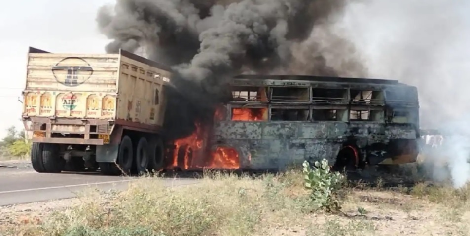 ACCIDENT NEWS : ट्रेलर से भिड़ंत के बाद बस में लगी आग, 25 लोग थे सवार, 12 लोगों की मौत, कई गंभीर 