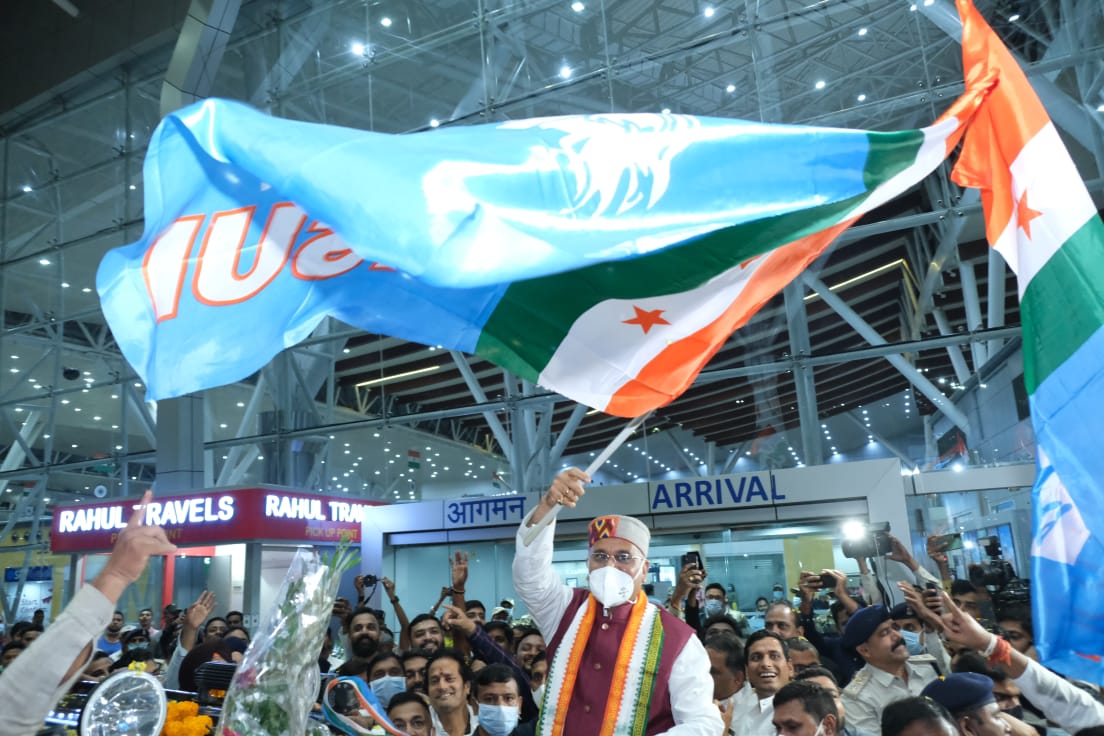 VIDEO : मुख्यमंत्री भूपेश बघेल के दिल्ली से रायपुर पहुँचने पर स्वामी विवेकानंद विमानतल पर हुआ उत्सवपूर्ण माहौल में भव्य स्वागत