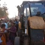 RAIPUR BREAKING : JCB की चपेट में आये बाइक सवार दंपत्ति और दो बच्चे, नीचे दबा पूरा परिवार, देखें VIDEO 