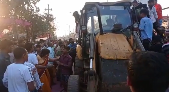 RAIPUR BREAKING : JCB की चपेट में आये बाइक सवार दंपत्ति और दो बच्चे, नीचे दबा पूरा परिवार, देखें VIDEO 