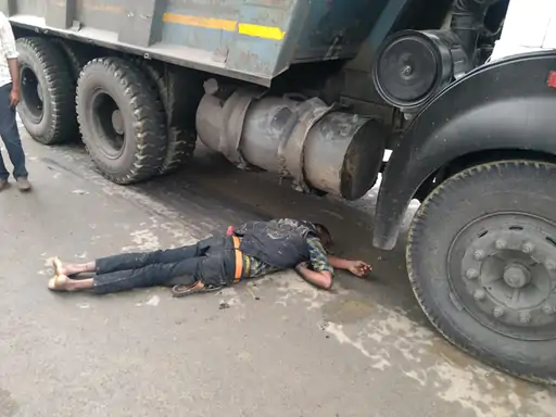 CG ACCIDENT BREAKING : हाइवा को ओवरटेक कर रहा था बाइकसवार, फिसलने से आ गया नीचे, हुई दर्दनाक मौत