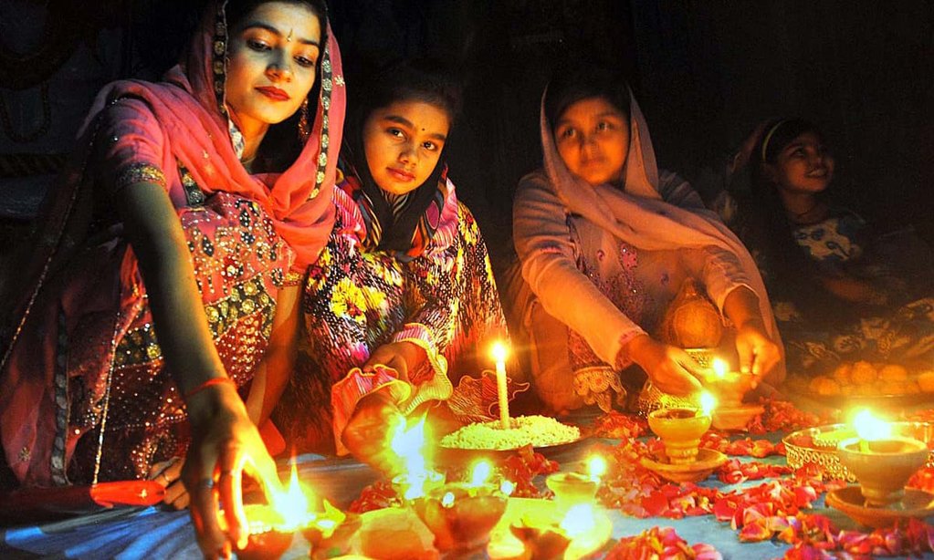 HAPPY DIWALI 2021 : आज है दीपों का त्योहार दीपावली, जानिए पूजा का शुभ मुहूर्त, विधि, महत्व, मंत्र व सबकुछ