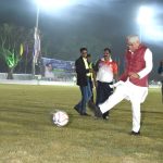 फुटबॉल ग्राउंड में बच्चे हड़िप्पा करते हुए उत्साह से मुख्यमंत्री की ओर दौड़ , फुटबॉल ग्राउण्ड में दिखा मुख्यमंत्री का शानदार फुटवर्क