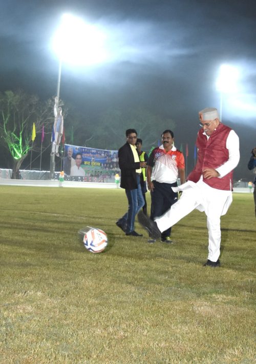 फुटबॉल ग्राउंड में बच्चे हड़िप्पा करते हुए उत्साह से मुख्यमंत्री की ओर दौड़ , फुटबॉल ग्राउण्ड में दिखा मुख्यमंत्री का शानदार फुटवर्क