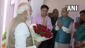 94 के हुए भाजपा के 'लाल', प्रधानमंत्री मोदी ने घर जाकर दी बधाई